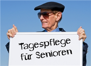 Senior mit Schild: Senioren für die Tagespflege