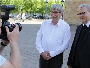 Bischof Franz-Josef Bode und Diakon Dr. Gerrit Schulte stehen vor dem Osnabrücker Dom