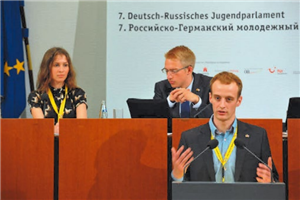 Christian Rählmann spricht vor dem 7. Deutsch-Russischen Jugendparlament.