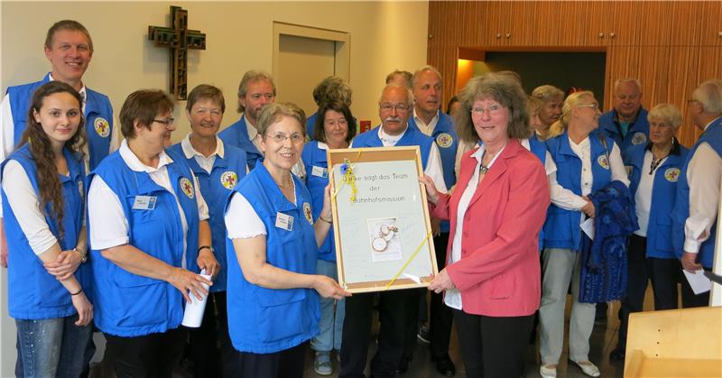 Geschenk der Bahnhofsmission an Frau Becker