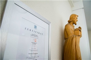 Kreuz und Zertifikat Kreuz und Zertifikat