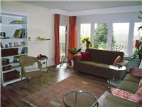 Beratungsgespräche mit der Familie und Angehörigen finden in entspannter Atmosphäre statt ein eingerichteter Büroraum mit einer Couch, einem Teppich, einem Tisch, schönen Blumen