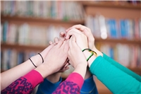 Stiftung Die Gute Hand Viele Hände, die sich berühren und eine Art Pyramide bilden