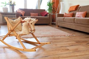 Heilpaedagogisches_Kinderdorf_Biesfeld Beratungsraum: Zwei hellbraune Sofas mit bunten Kissen stehen im Eck in einem hellen, freundlichen, im Orangeton gehaltenen Raum