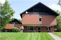 Heilpaedagogisches_Kinderdorf_Biesfeld Blick von der hinteren Seite auf eine Heilpädagogische Wohngruppe des Heilpädagogischen Kinderdorfs Biesfeld