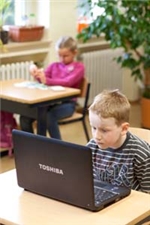 Ein Junge sitzt am Laptop und lernt