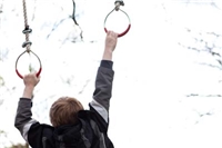 Heilpädagogisches Kinderdorf Biesfeld Erziehungsstellen Ein Junge turnt an den Turnringen
