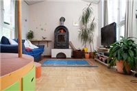 Heilpaedagogisches_Kinderdorf_Biesfeld Blick in ein buntes, freundlich gestaltetes Wohnzimmer