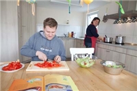 Haus Hermann-Josef Köln Ein Jugendlicher kocht gemeinsam mit einer Betreuerin