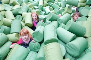 Heilpaedagogisches_Kinderdorf_Biesfeld Drei Kinder im Schaumstoffkissenbad des Psychomotorikraumes