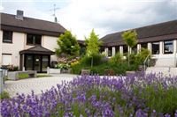 Haus_Nazareth_Leverkusen Die Verwaltungsgebäude von Haus Nazareth Leverkusen mit blühenden Lavendelpflanzen