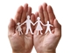 Stiftung Die Gute Hand Zwei geöffnete Handflächen mit einer Scherenschnittfamilie, die sich an den Händen hält