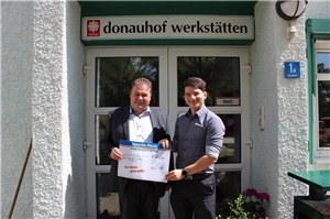 Herr Andrej Stotland von der Passauer Filiale der Sparda-Bank Ostbayern e.V. überreicht den Spendenscheck an Einrichtungsleiter Josef Wenk (links)