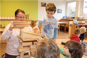 In einem Kindergarten sind die Kleinen am Spielen