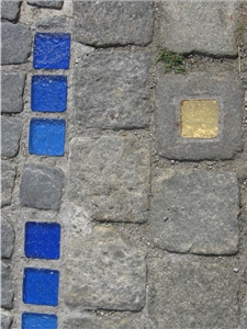 Beratung ist wie ein gemeinsamer Weg Verschiedene Pflastersteine, teilweise blau oder golden