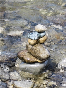 Mediation bedeutet eine neue Balance zu finden (c) Thomas Rüttgers aufeinander liegende Kieselsteine in Balance