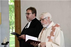 Pfarrer George Spanos und Caritaspräses Franz Mattes