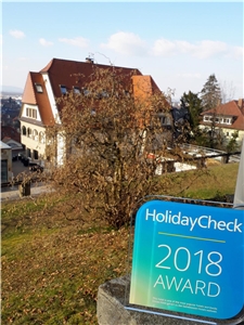 Holiday Check Award 2018 vor Caritas Tagungszentrum in Freiburg
