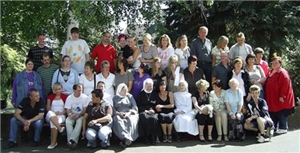 Ungefähr 40 Personen, ehemalige Bewohner und Betreuer, unter ihnen die Ordensschwestern haben sich zu einem Gruppenfoto zusammengestellt