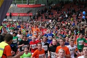 Unzählige Kinder und Jugendliche haben sich in ihrer Sportbekleidung am Start versammelt, um am Mini-Marathon in Kassel teilzunehmen. 
