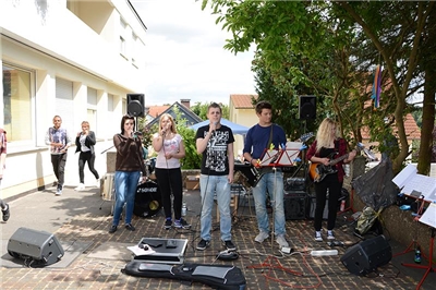 Fünf Jugendliche darunter ein Gitarristin und zwei Sängerinnen treten als Band auf.