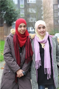 Zwei junge Muslima