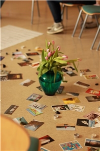 Szene aus einerm Seminar: Vase mit Tulpen und ausgelegten Postkarten