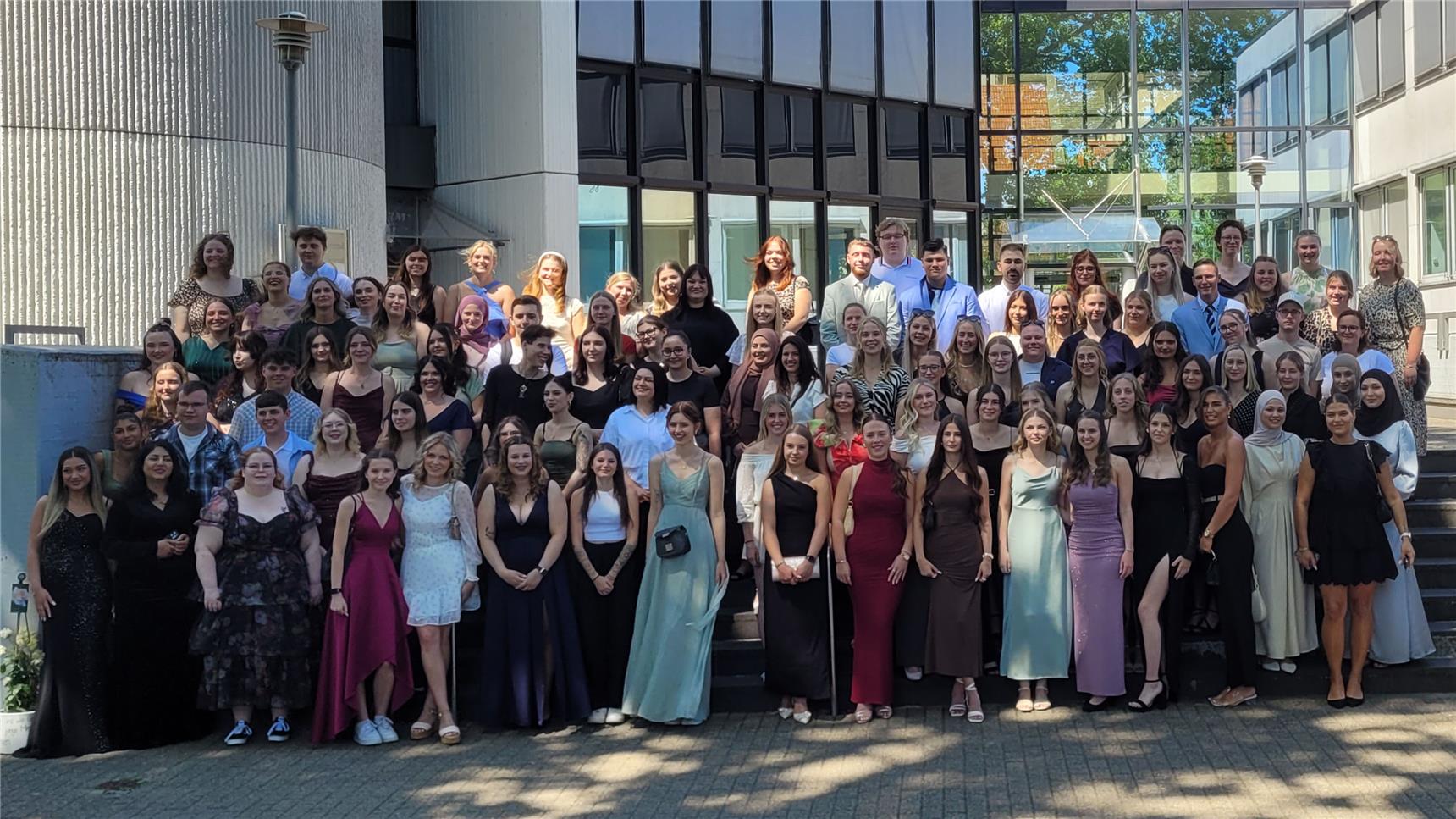 Gruppenfoto der diesjährigen Absolventinnen und Absolventen der Johannes-Kessels-Akademie Gladbeck