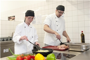 Jugendwerkstatt Hauswirtschaft - beim Kochen Zwei junge Leute beim Kochen