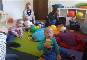 Kleinkinderbetreuung Kleinkinder werden in einer Gruppe betreut.