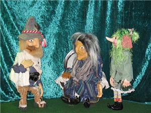 Wir blicken auf eine Szene des Puppentheaters. Drei selbst gestaltete Puppen sprechen miteinander. 