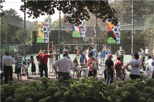 Fußball-Käfig Fußballplatz, hoch eingezäunt: Der Fußball-Käfig