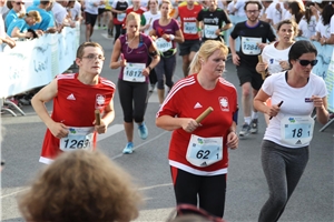 Staffelläuferin der Caritas Altenhilfe Staffelläuferin der Caritas Altenhilfe konzentriert beim Lauf.