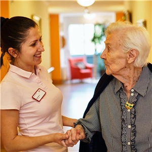 Pflegekraft begrüßt Seniorin im Pflegeheim St. Josef Frankfurt am Main