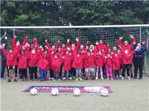 Freizeitprojekt 1 Gruppenbild vor einem Fußballtor