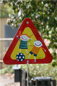 Schild mit spielenden Kindern