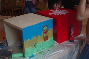 Kinderfest5 bemaltes Stehpodest