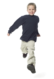 rennender Junge lachender rennender bloner Junge