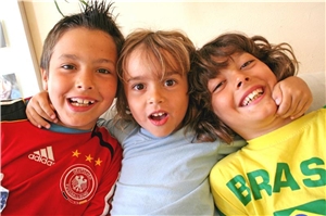 Mittendrin Portrait von drei Jungs
