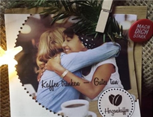 Adventspost_Kaffee trinken Kaffeetüte und Bild von zwei sich umarmenden Frauen