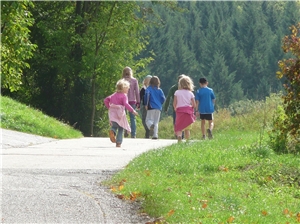 Kinder laufen auf einem Feldweg