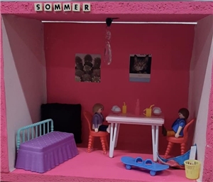 Puppenhaus mit Playmobilfiguren