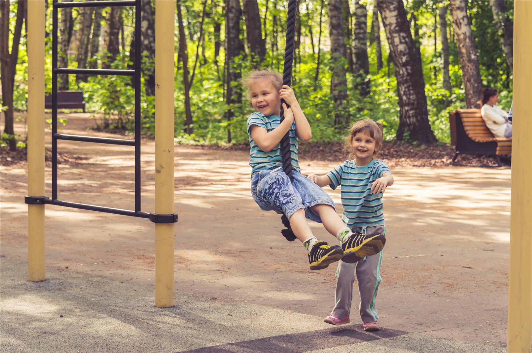 Kinder auf Spielplatz
