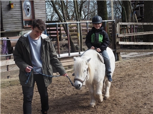 Außergewöhnlicher Einsatz Kind mit Pony
