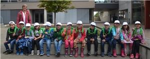 eine Gruppe Kinder mit grünen T-Shirts an