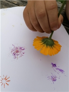 Kinderhand mit Blume als Stempel