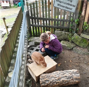 Jugendfarmausflug Mädchen mit Kaninchen
