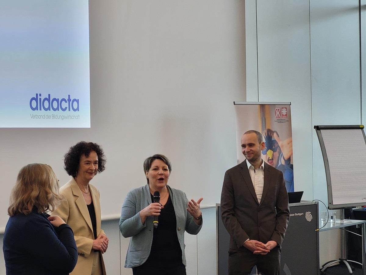 Gruppenbild der Referent*innen im Podiumsgespräch beim Kita-Aktionstag Didacta 2025
