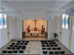 Blick von der Empore unserer Hauskapelle in den Altarraum