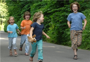 vier rennende Kinder mit freudigem Gesicht